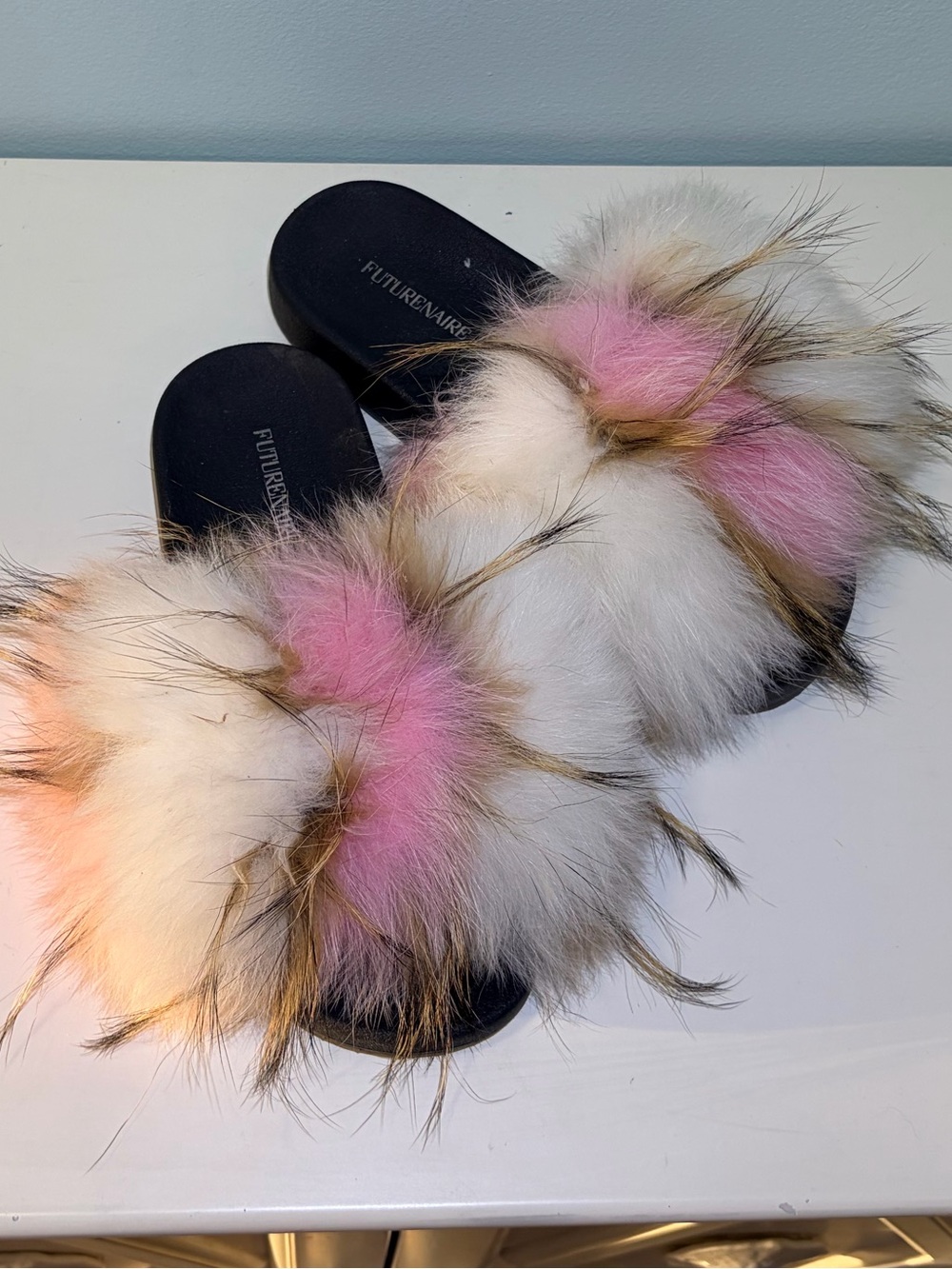 Futurenaire Fabulous Luxe Pink & White Faux Fur Slide Sandals. Fits sizes 9-11